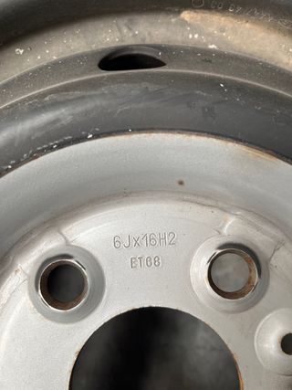 Llanta con neumático 215/75 R16C