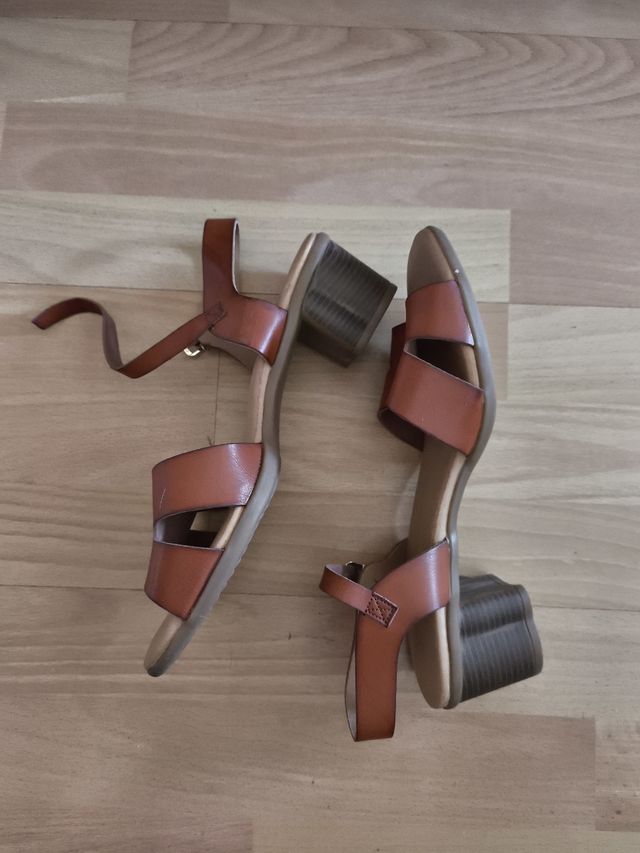 Sandalias tacón marrón