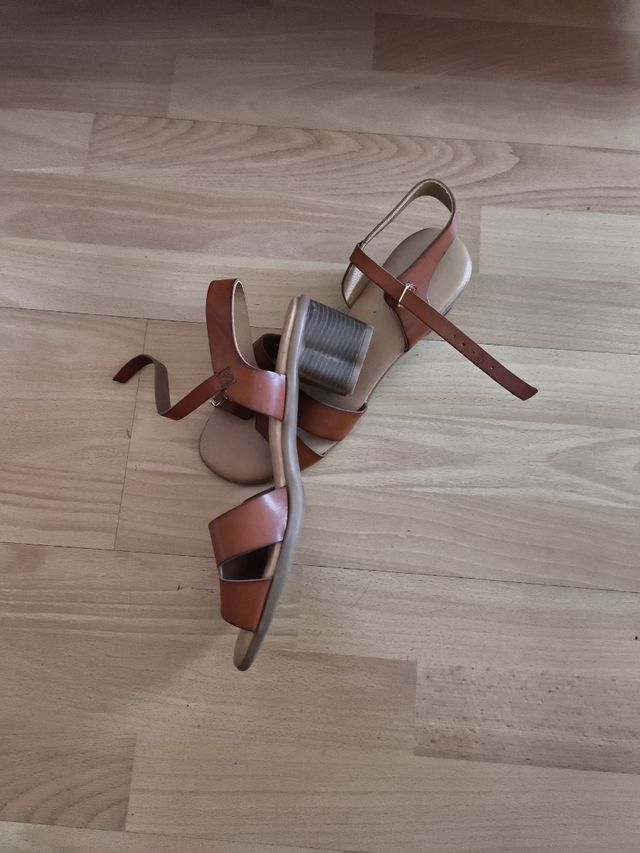 Sandalias tacón marrón