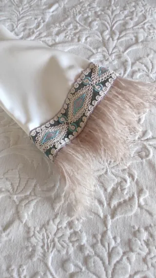 Vestido blanco ceremonia + tocado pelo