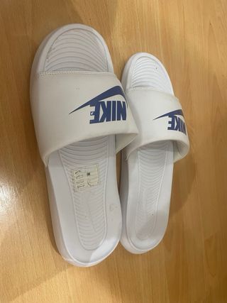 Chanclas Nike blancas