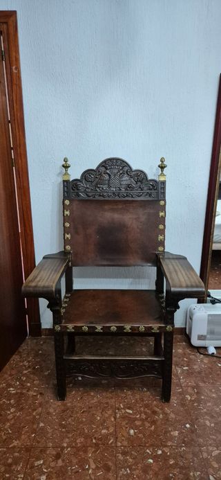 Mesa escritorio y sillon antigua de madera tallada