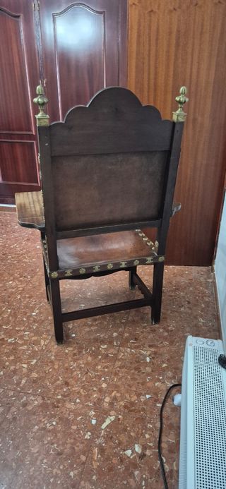 Mesa escritorio y sillon antigua de madera tallada