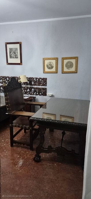 Mesa escritorio y sillon antigua de madera tallada