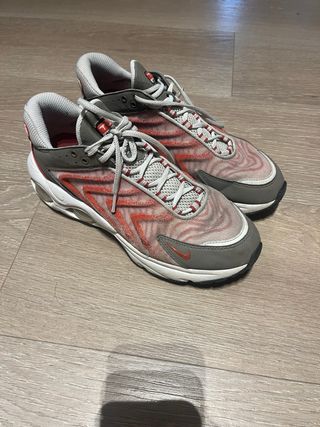 Zapatillas Nike grises y rojas n.41