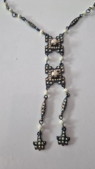 Collar estilo vintage blanco y plateado 