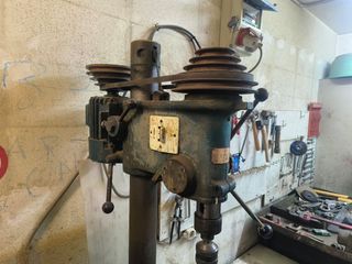 Taladro de mesa antiguo