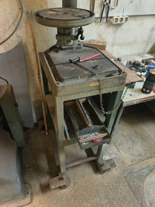 Taladro de mesa antiguo