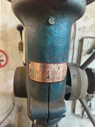 Taladro de mesa antiguo