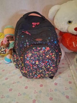 Mochila es grande ideal para 5° y 6° de primaria 