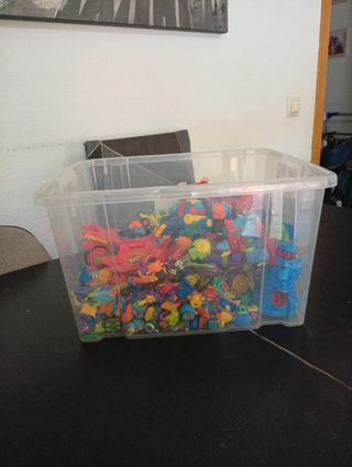 Super Zings vehículos, robots y muñecos