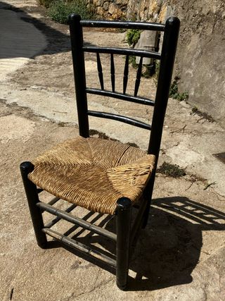 Silla antigua de mimbre y madera negra
