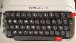 Máquina de escribir, Olivetti Lettera12