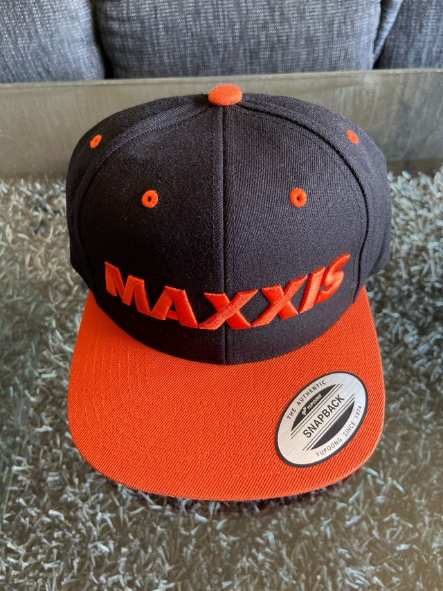 Gorra Maxxis Snapback negra-naranja