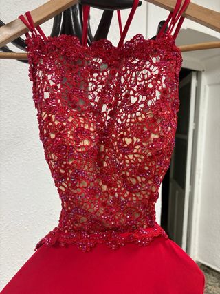 Vestido rojo encaje y pedrería 