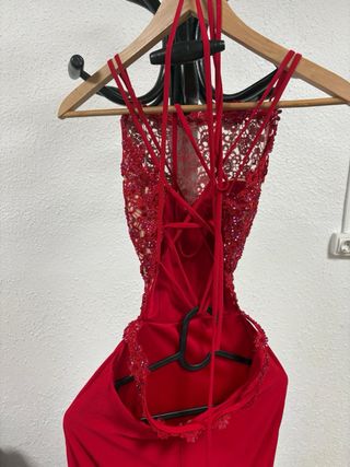 Vestido rojo encaje y pedrería 