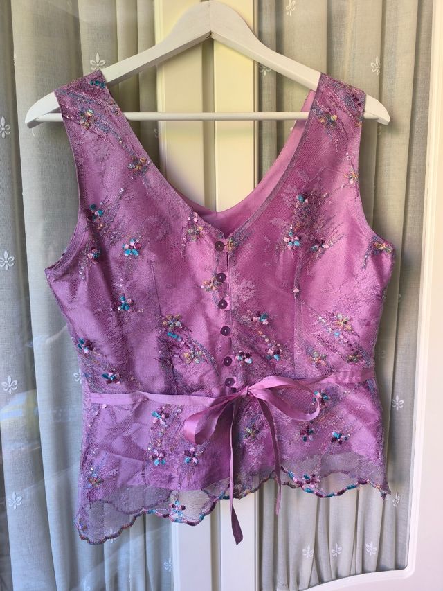 Top morado con encaje
