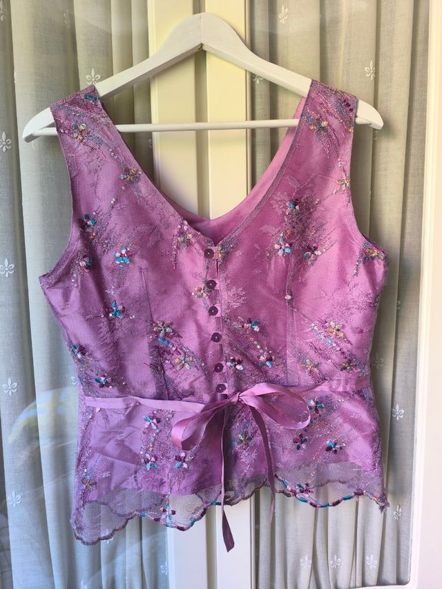 Top morado con encaje