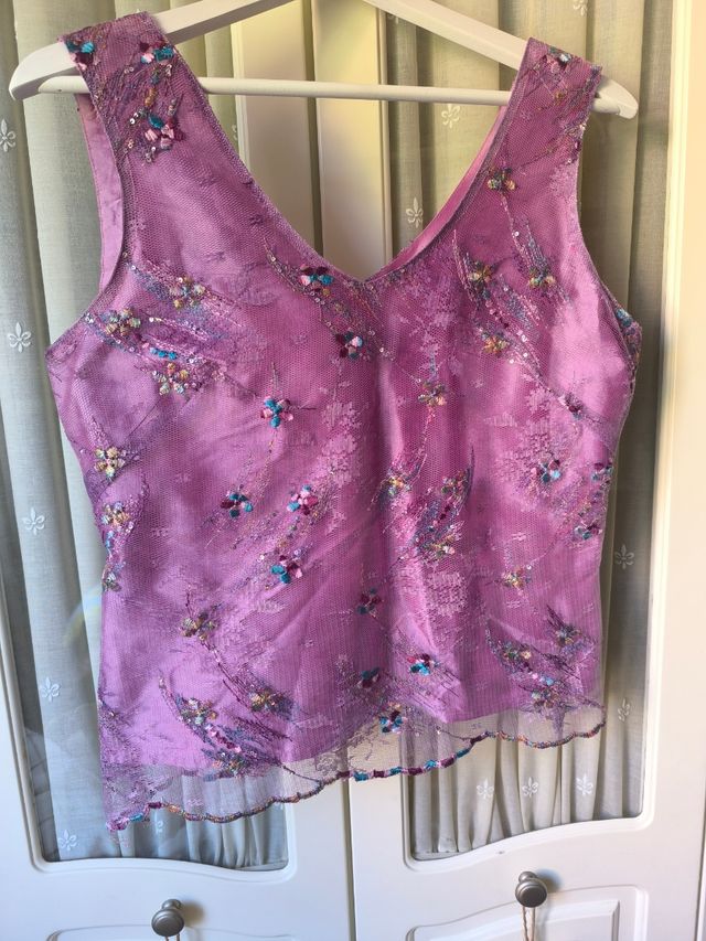 Top morado con encaje