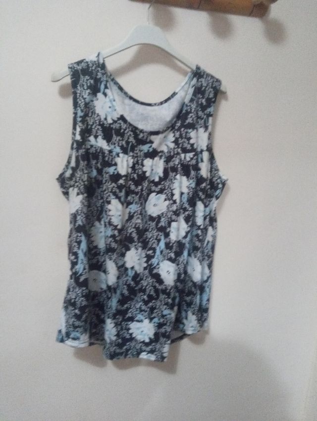 Blusa estampada negra y azul