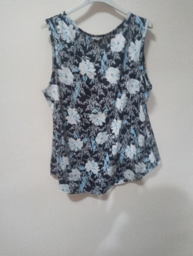 Blusa estampada negra y azul