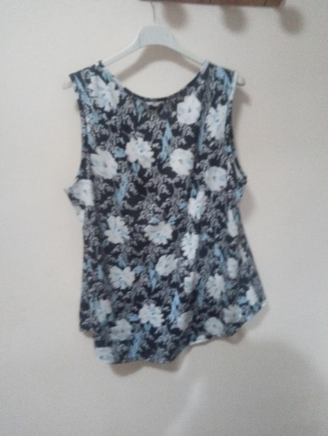 Blusa estampada negra y azul