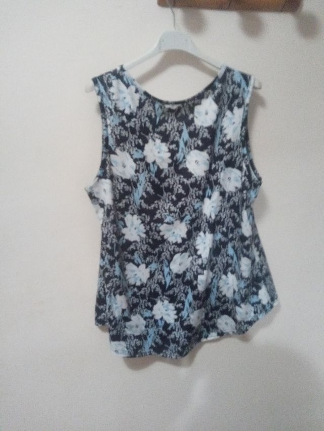 Blusa estampada negra y azul
