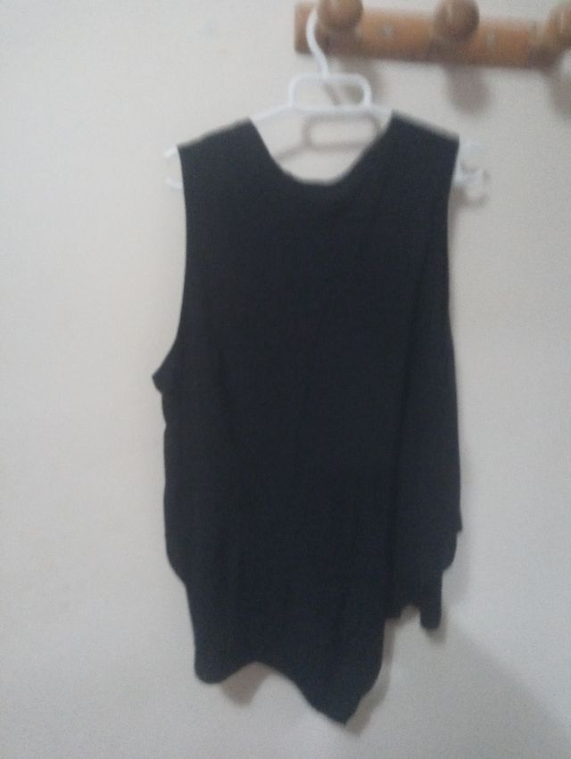 Blusa negra flores rojas