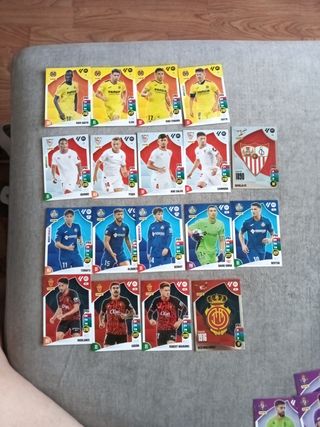 Álbum Adrenalyn XL Liga 24-25 con algunos cromos