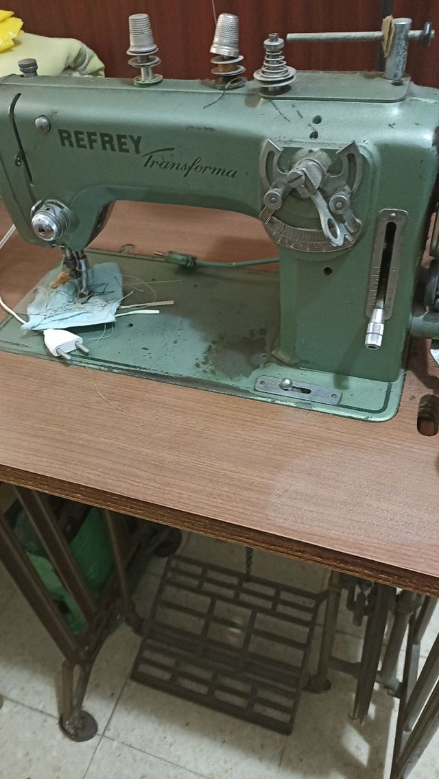 Máquina coser Refrey con motor