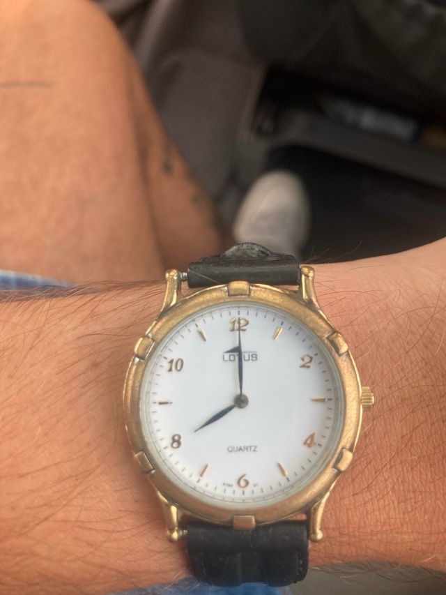 Reloj Lotus dorado y blanco