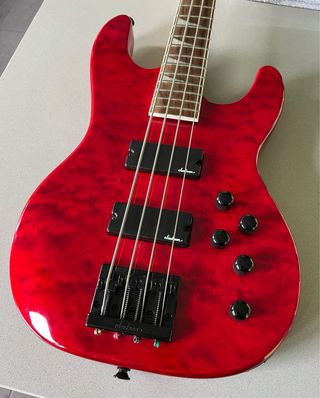 Bajo Jackson, Activo.