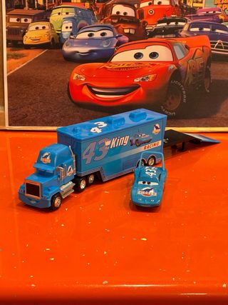 Cars: camión y coche de metal king Dinoco