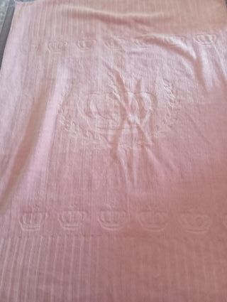 Manta Bebé Rosa terciopelo con corona estampada
