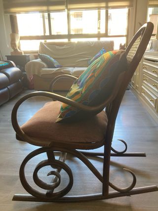Silla mecedora vintage de madera de nogal
