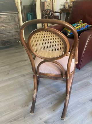 Silla mecedora vintage de madera de nogal