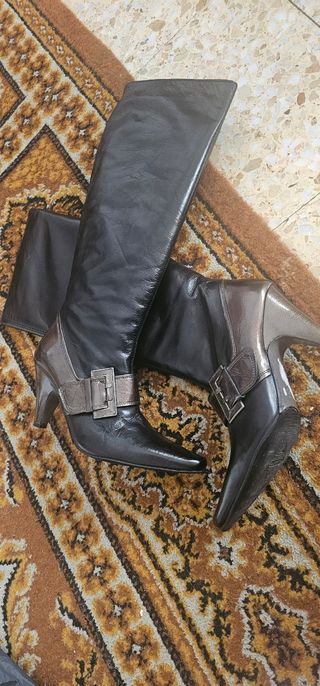 Botas altas marrones y plateadas