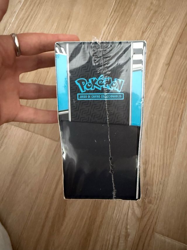 Caja Elite Trainer Box Pokémon Fulgor Negro