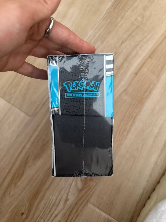 Caja Elite Trainer Box Pokémon Fulgor Negro