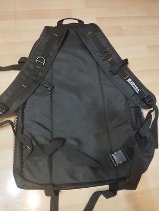 Mochila negra montaña