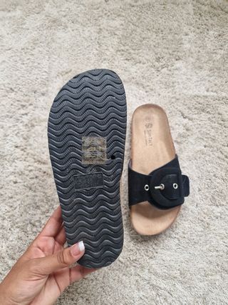Sandalias negras planas