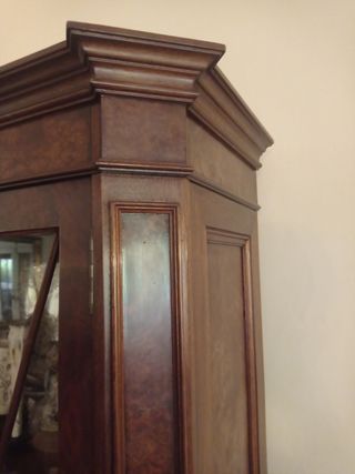 vitrina clásica de madera maciza