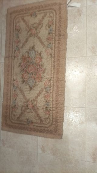 Zerbino in lana beige
2 tappeti per 15 euro