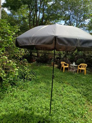 Dos sombrillas gris jardín