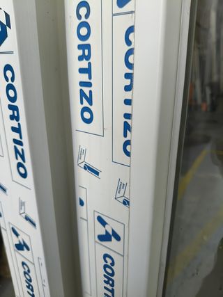 Ventana Cortizo PVC BICOLOR blanca / Plata