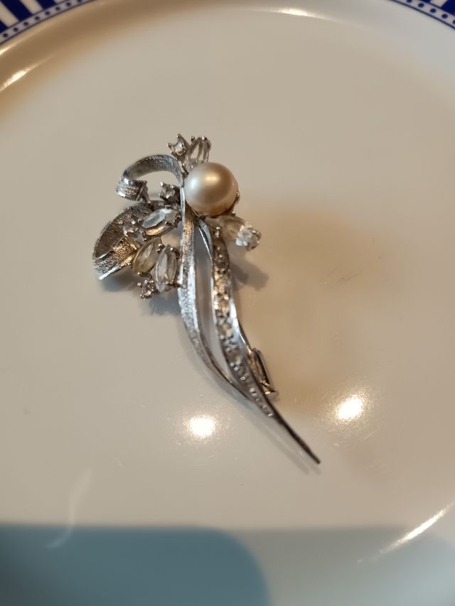 Broche  color plata con perla