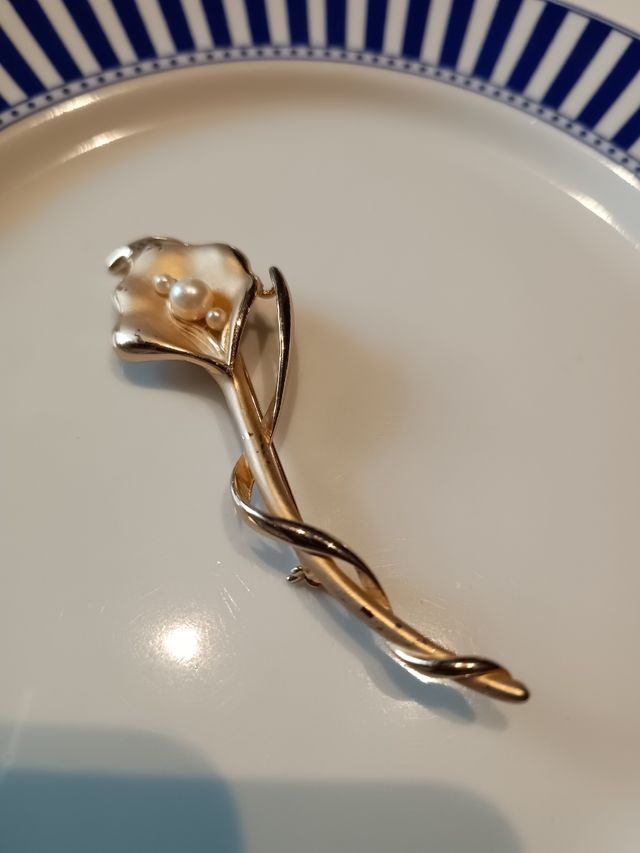 Broche flor dorado con perlas