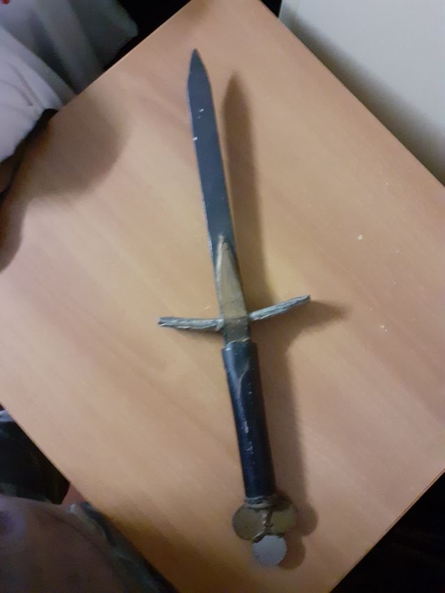 Spada medievale corta in acciaio in acciaio