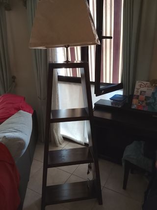 Estante lámpara madera marrón