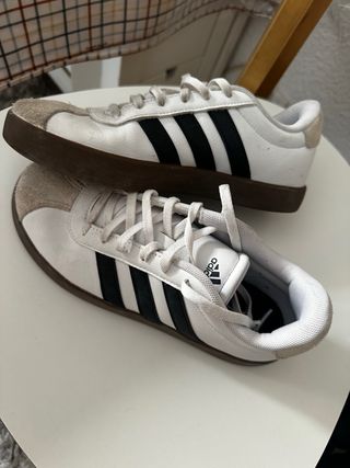 Zapatillas Adidas - Blancas y Negras